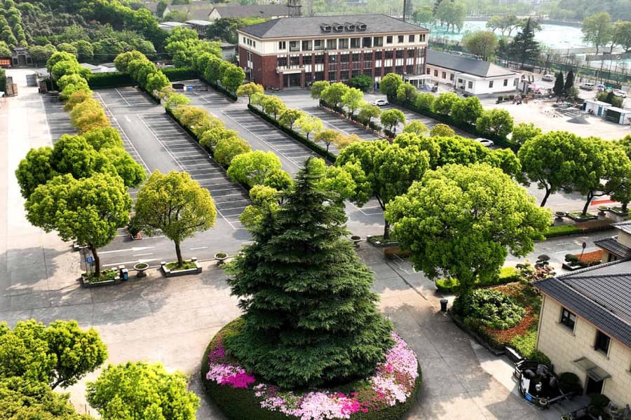 杭州市半山公墓的墓地收费标准是多少？